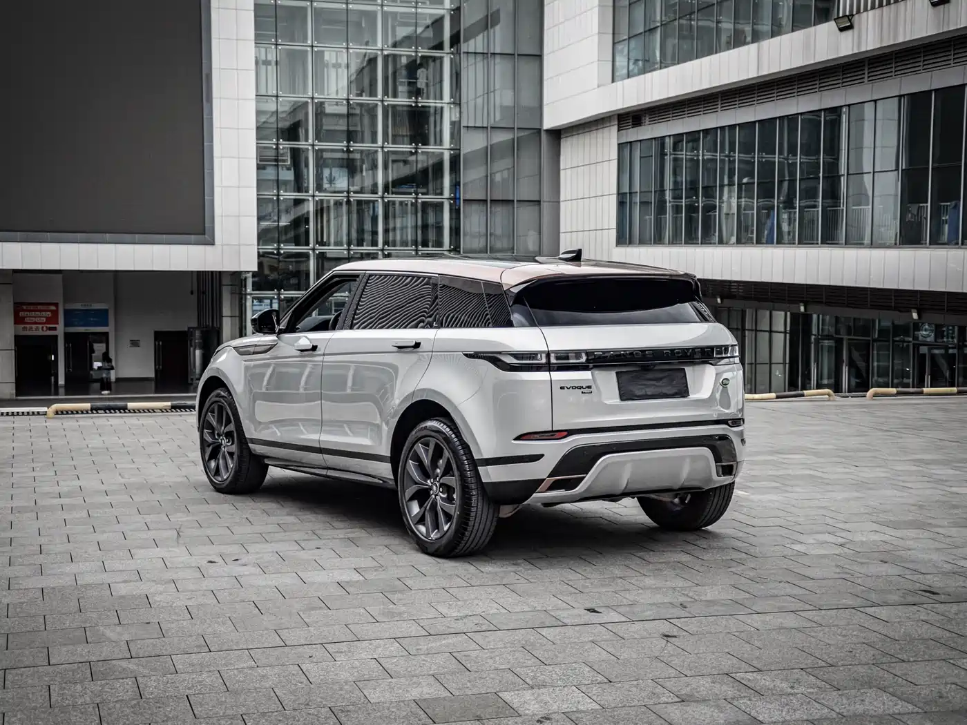 Land Rover Range Rover Evoque 2023 Range Rover Evoque L 249PS Corinthian Bronze Special Edition фото 5