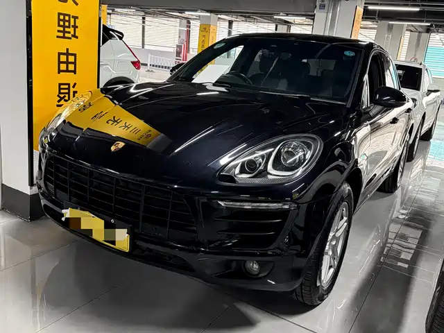 PORSCHE MACAN