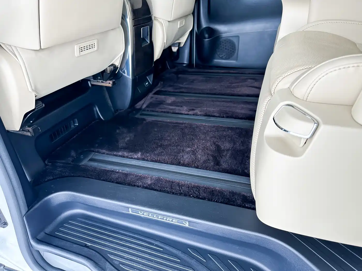Toyota Vellfire 2020 Twin Engine 2.5L HV Premium Edition фото 6