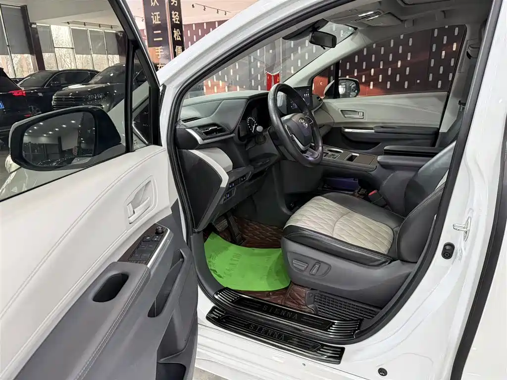 Toyota Sienna 2021 2.5L Hybrid Comfort Edition фото 8