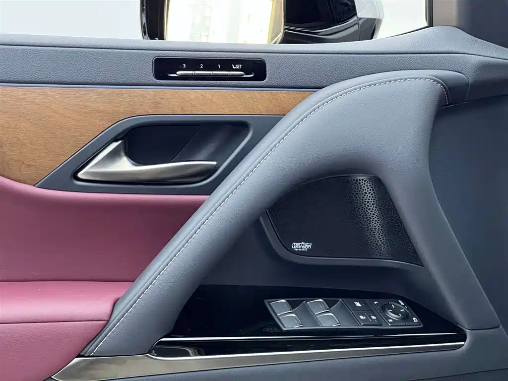 Lexus LX 2025 700h Boundary Edition фото 27