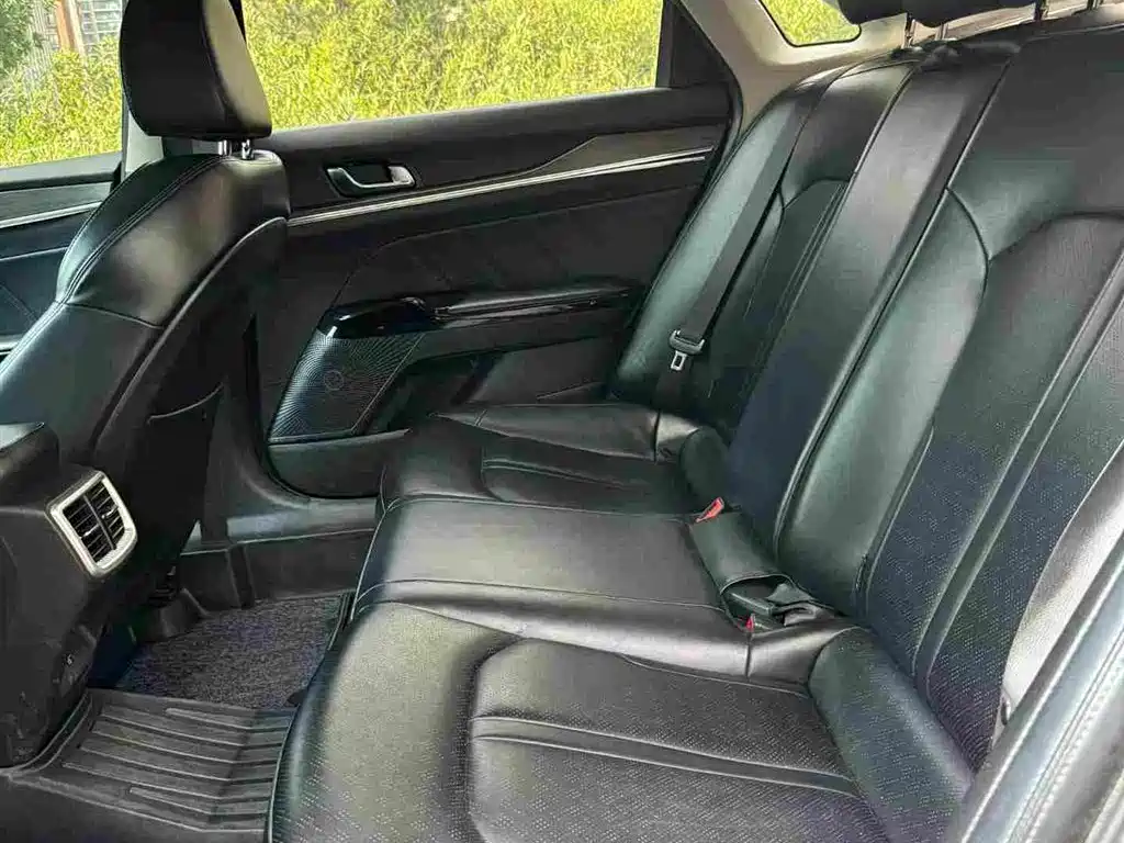 Photo 10 - Kia K5