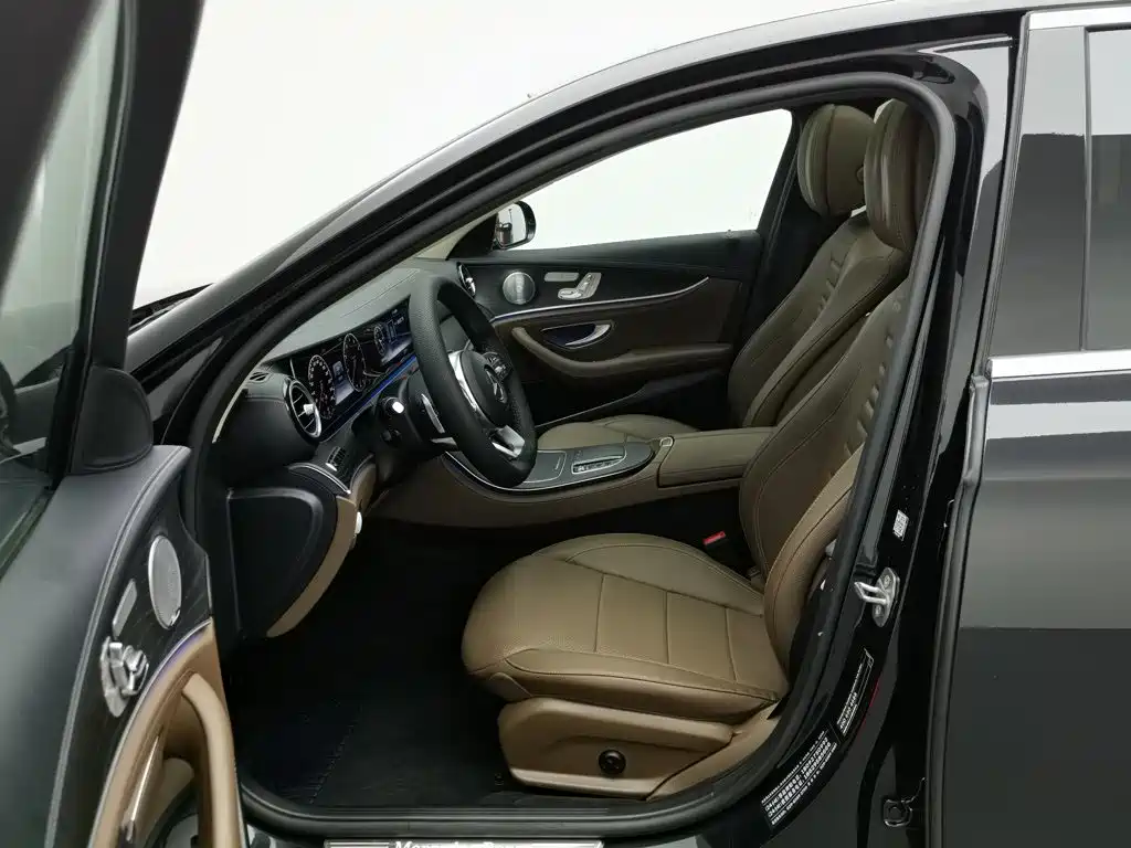 Photo 10 - Mercedes-Benz E-Class