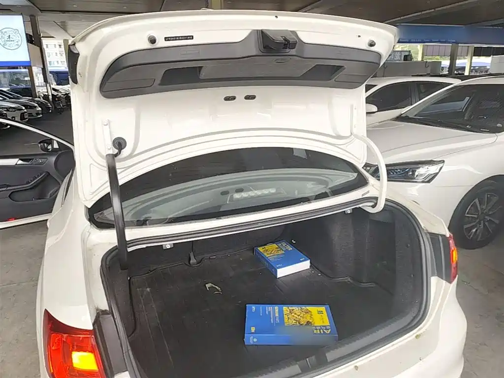 Volkswagen Sagitar 2014 Facelift 1.6L Automatic Comfort фото 19