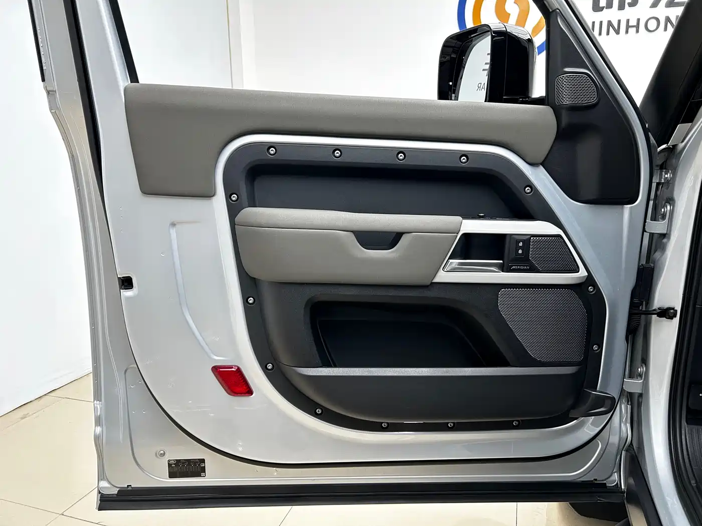 Land Rover Defender 2022 Model 90 3.0T P400 XS фото 4