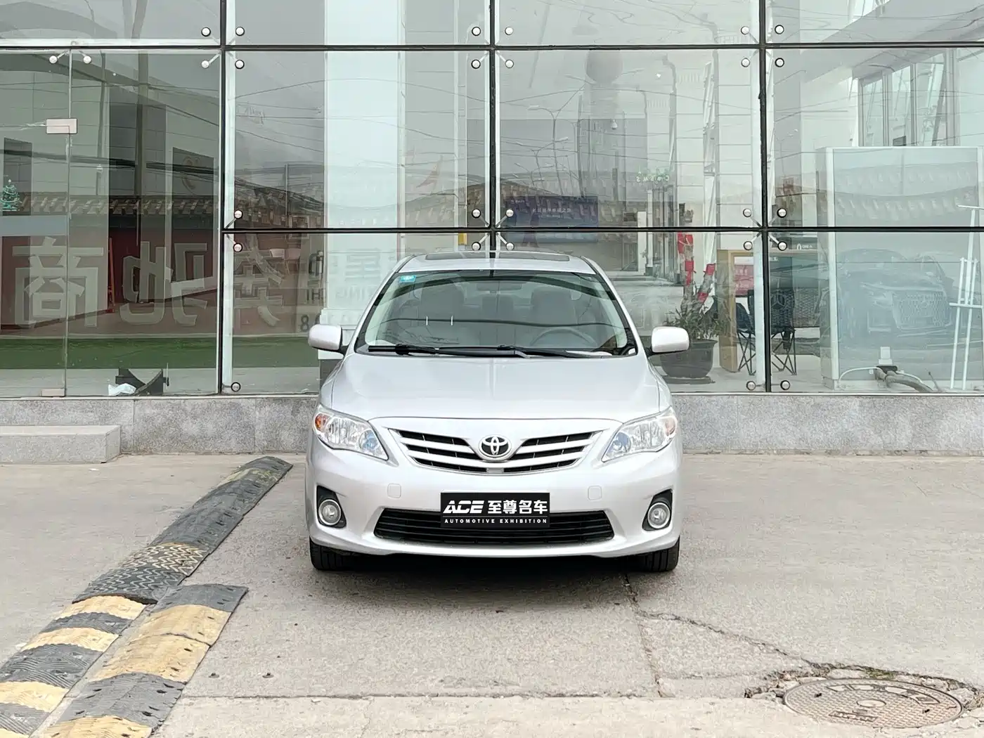 Toyota Corolla 2011 1.8L CVT GL-i фото 2