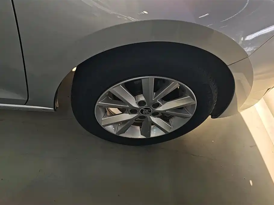 Škoda Rapid 2016 1.6L Automatic Pioneer Edition фото 6