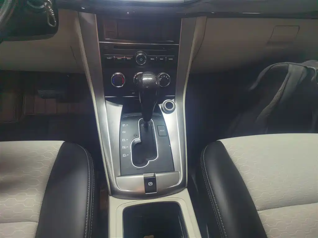 Chevrolet Captiva 2015 2.4L 2WD Urban Edition 5-seater фото 14