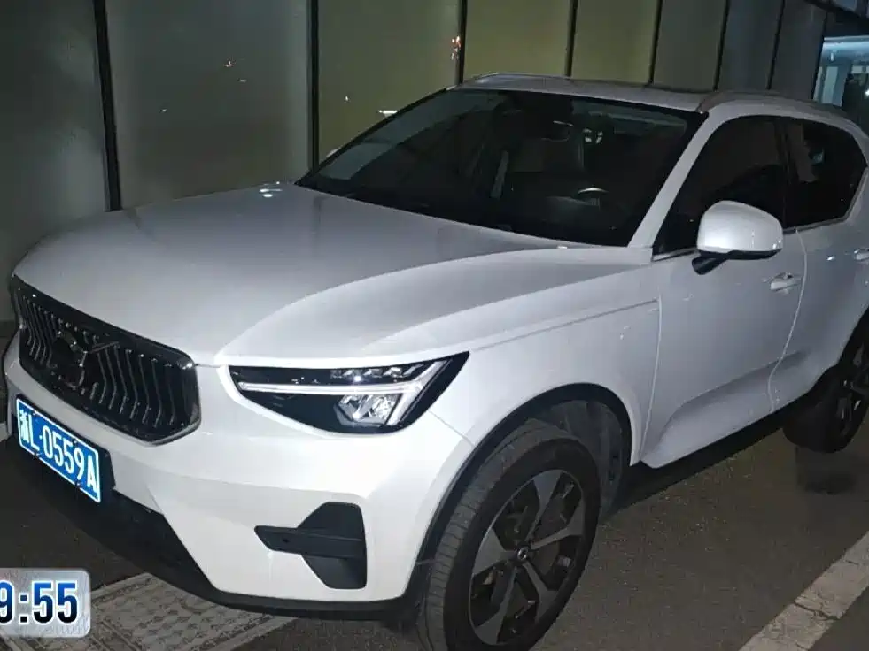 2025 Volvo XC40