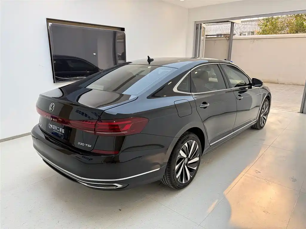 Volkswagen Passat 2022 330TSI Starlight Luxury Edition фото 8