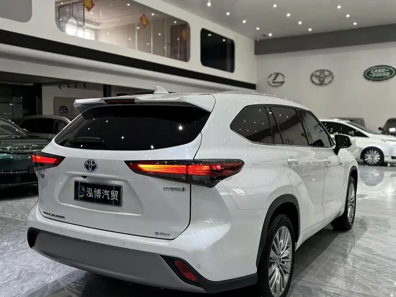 Toyota Highlander 2023 2.5L Smart Hybrid Dual Engine AWD Premium 7-Seater фото 10