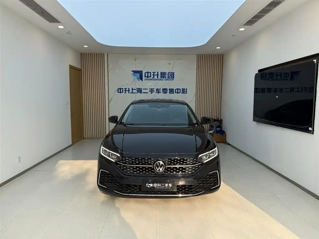 Volkswagen Passat 2022 330TSI Starlight Luxury Edition фото 4