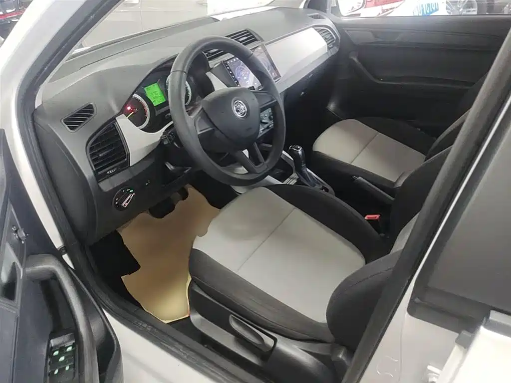 Škoda Fabia 2017 1.4L Auto Car Enjoy Edition фото 15