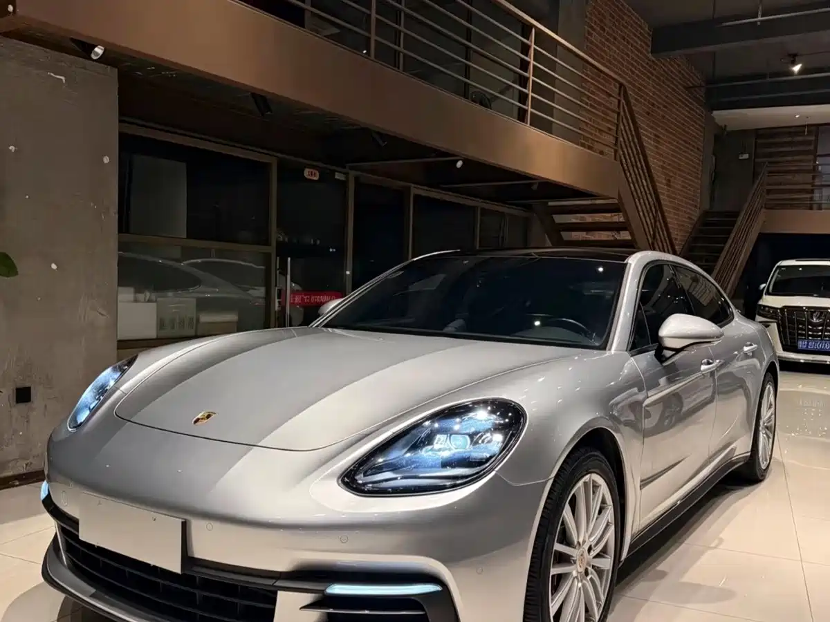 Фото 1 - Porsche Panamera