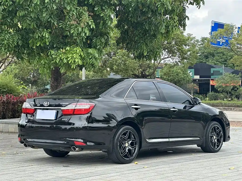 Toyota Camry 2016 2.5G 10th Anniversary Luxury Navigation Edition фото 9