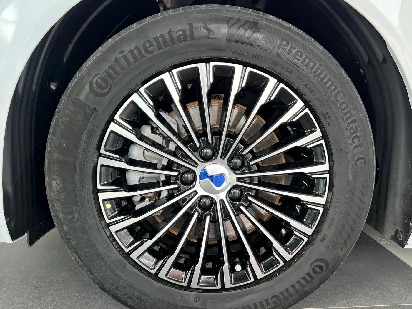 Denza D9 2022 DM-i 970 AWD Flagship фото 8