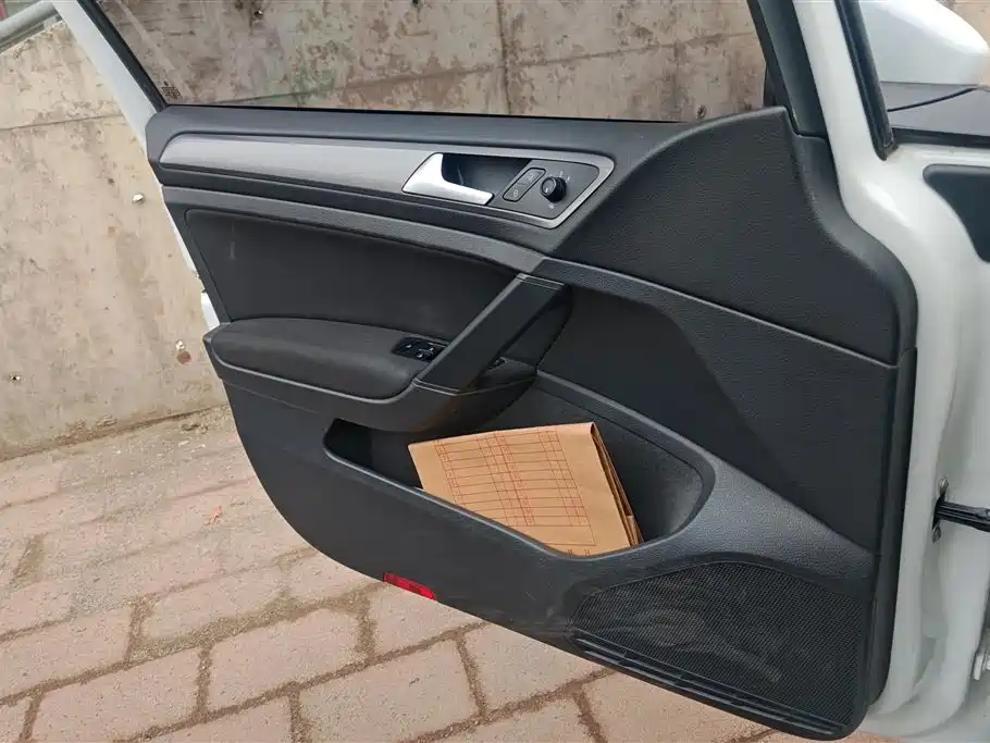 Volkswagen Golf 2015 1.6L Automatic Fashion фото 6