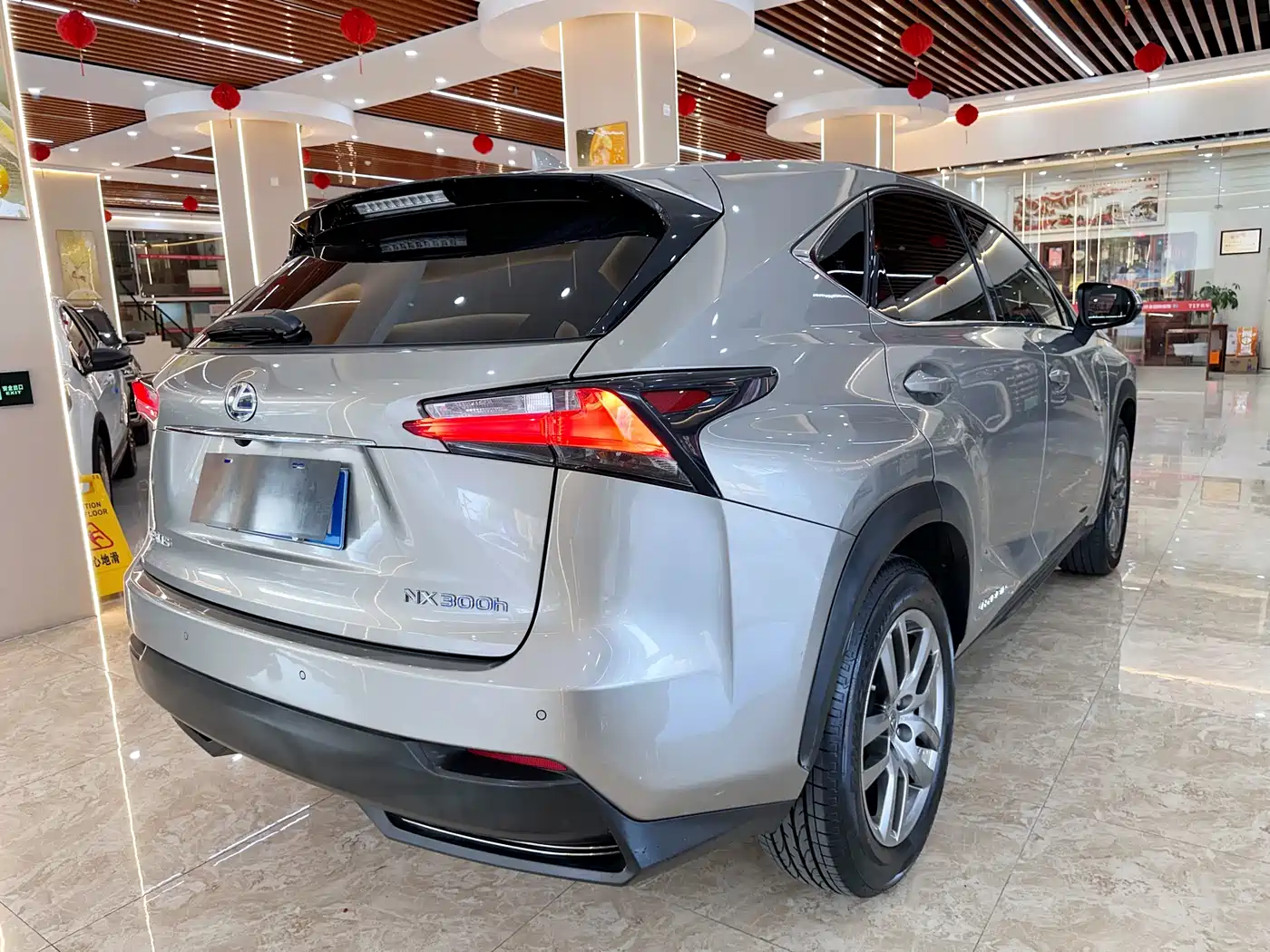 Lexus NX 2015 300h AWD F SPORT фото 4