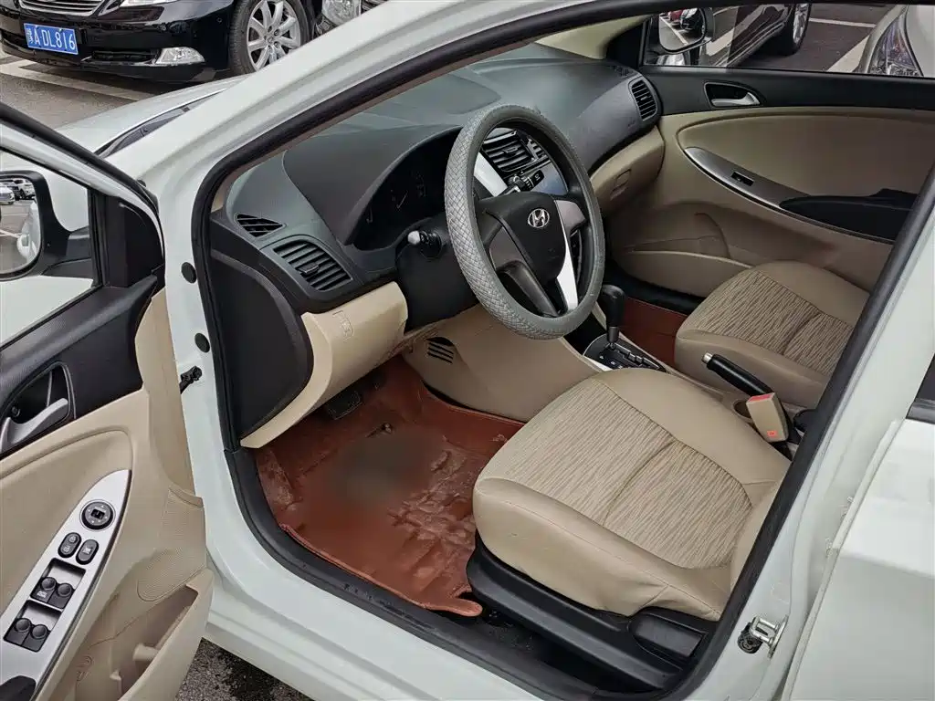 Hyundai Verna 2014 1.4L Automatic Smart GLS фото 13