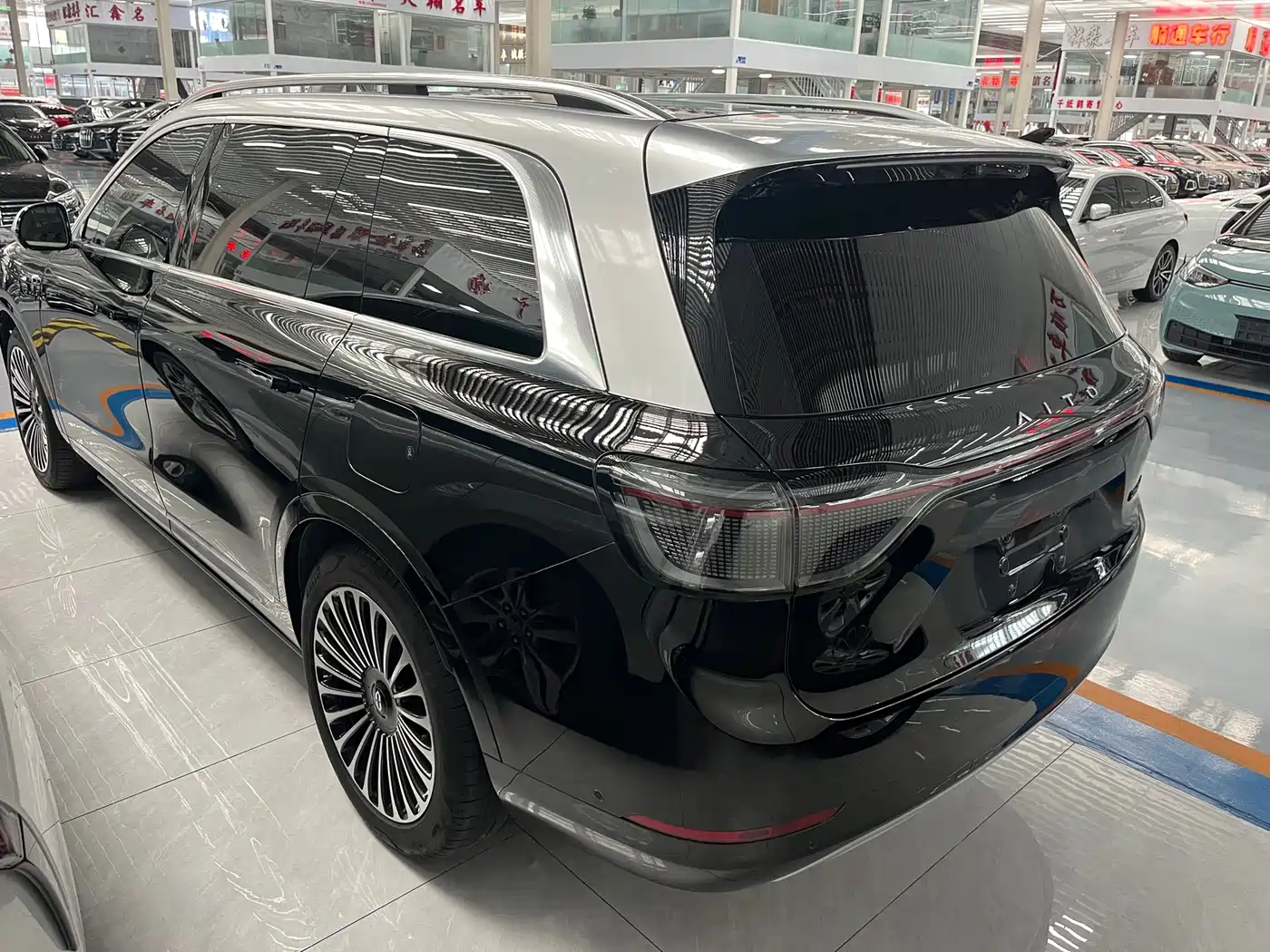 AITO Wenjie AITO M9 2024 Extended Range Ultra 42kWh 6-Seater фото 9