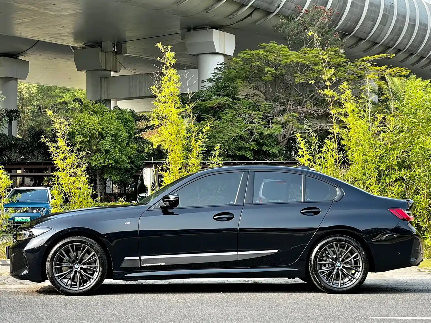 BMW 3 Series 2024 330i M Sport Shadowline Package фото 5