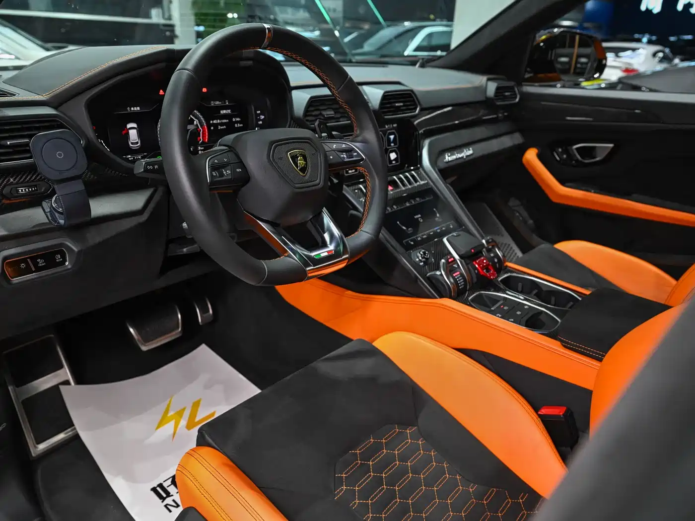 LAMBORGHINI URUS