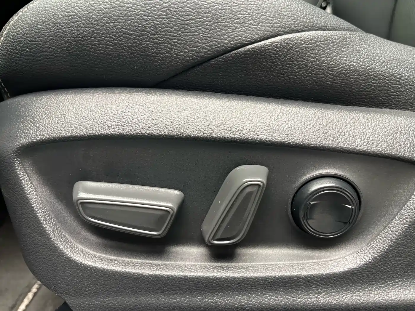 Toyota Frontlander 2023 2.0L CVT Luxury Edition фото 17