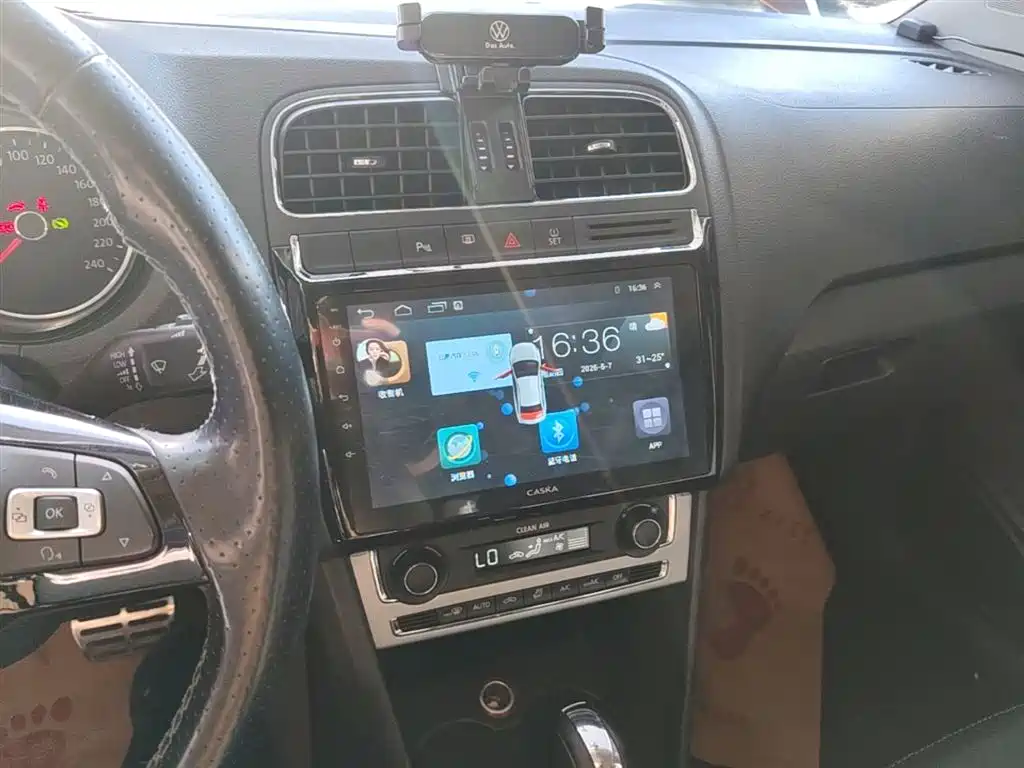 Volkswagen Polo 2016 1.6L Cross Polo Automatic фото 13