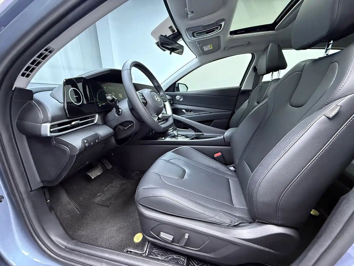 Hyundai Elantra 2023 Model 1.5L CVT LUX Premium Edition фото 6