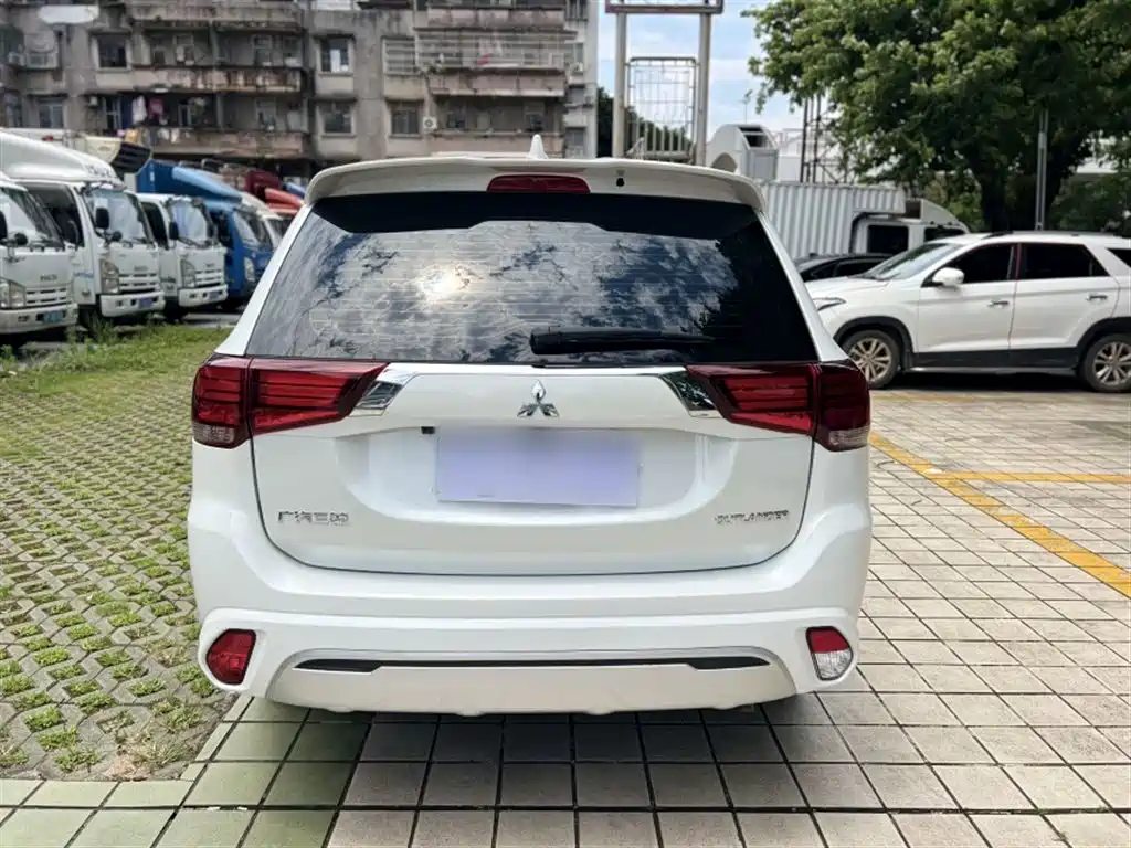 MITSUBISHI OUTLANDER