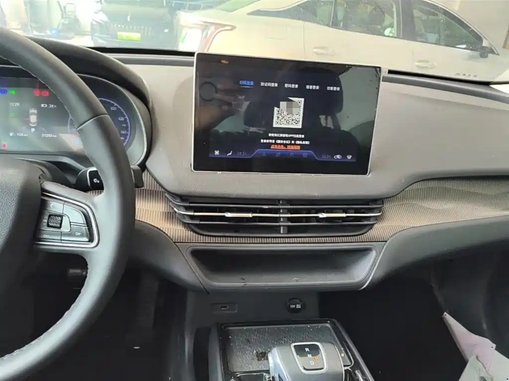 Hongqi E-QM5 2022 431km Charging Enjoyment Edition фото 13