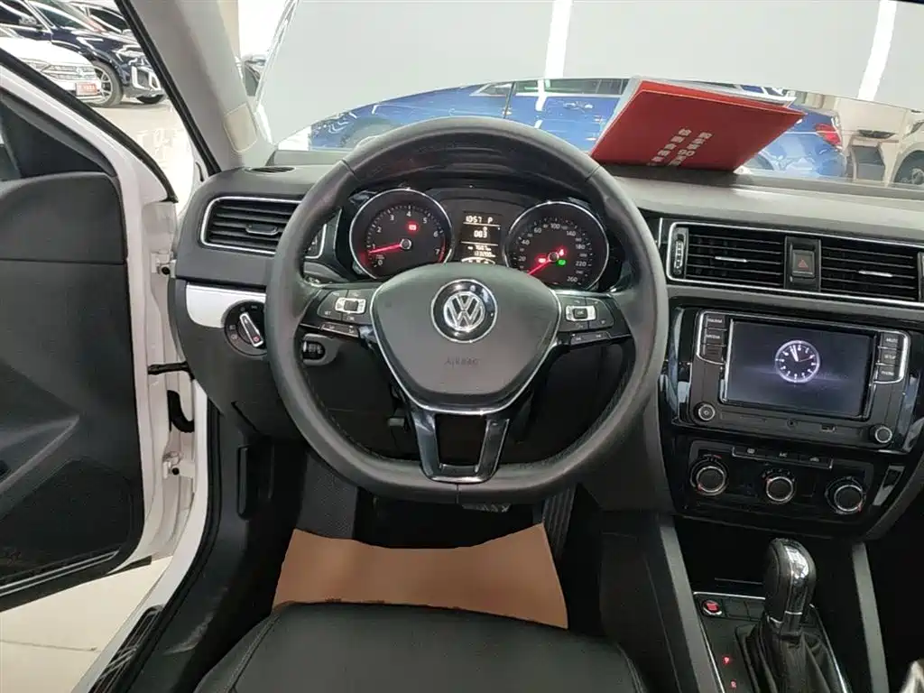 Volkswagen Sagitar 2017 1.6L Automatic Comfort фото 11