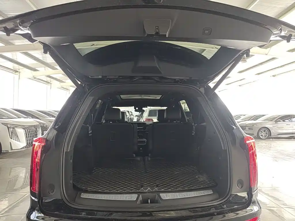 CADILLAC XT6