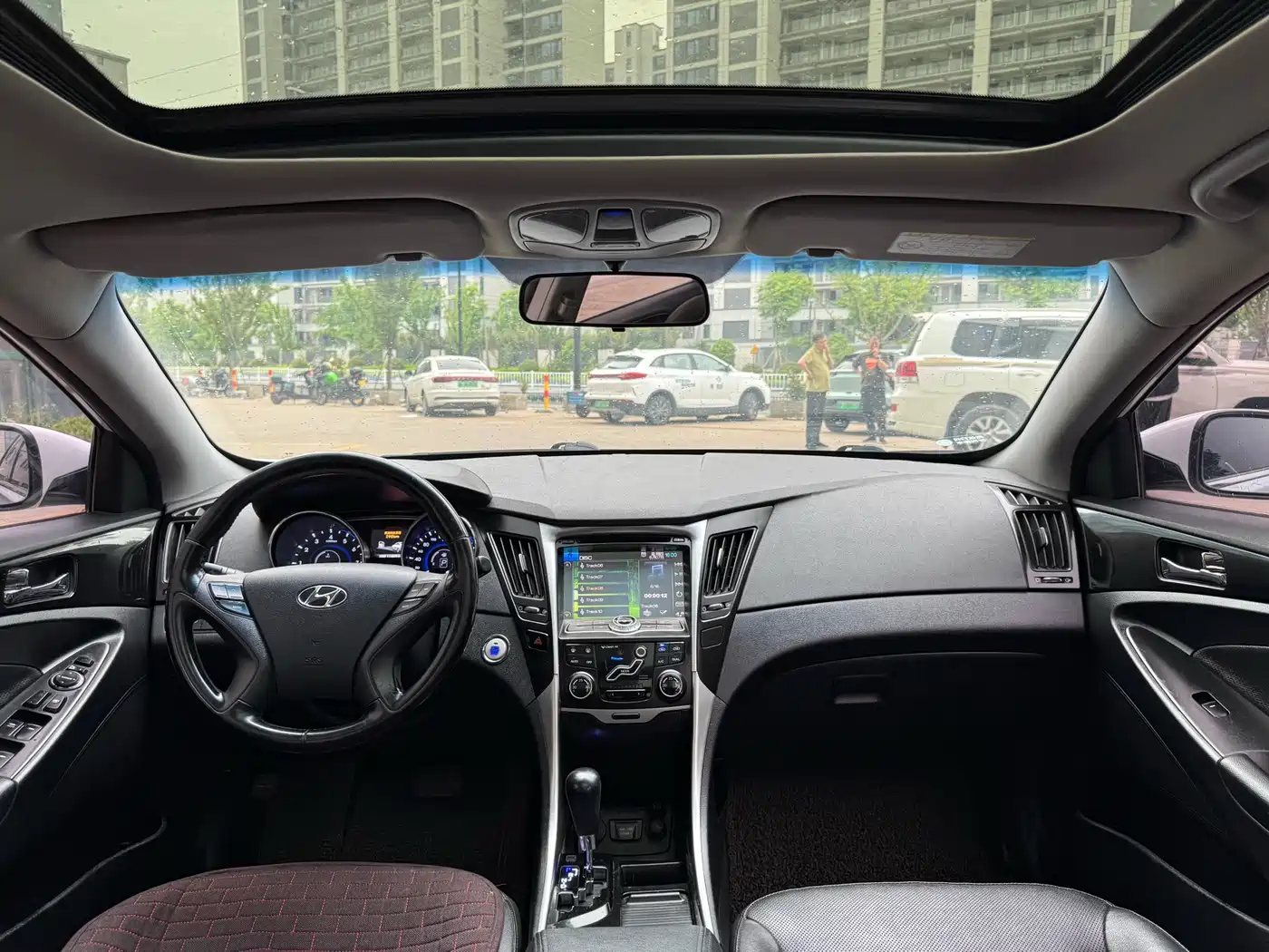 Hyundai Sonata 2014 2.0L Automatic Luxury фото 11