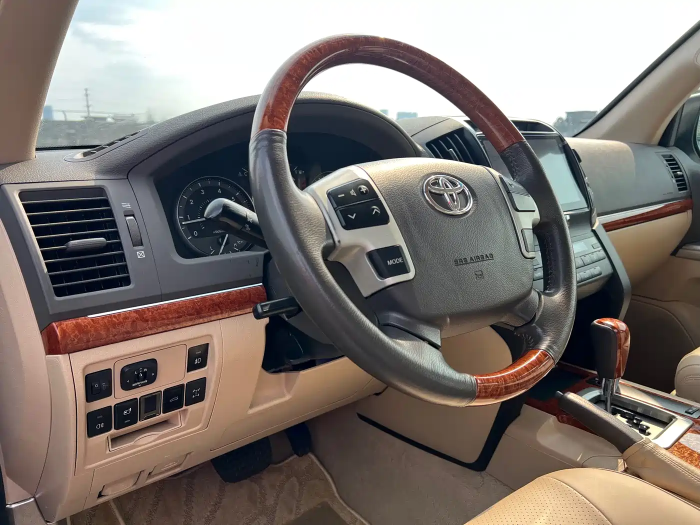 Toyota Land Cruiser (Import) 2015 4.6L V8 Middle East Limited Edition фото 14