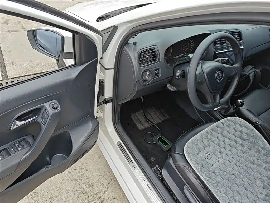 Volkswagen Polo 2014 1.4L Manual Trend Edition фото 16