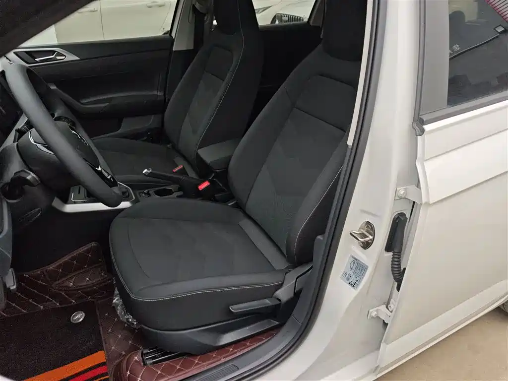 Volkswagen Polo 2019 Plus 1.5L Automatic Panorama Enjoyment Edition фото 11
