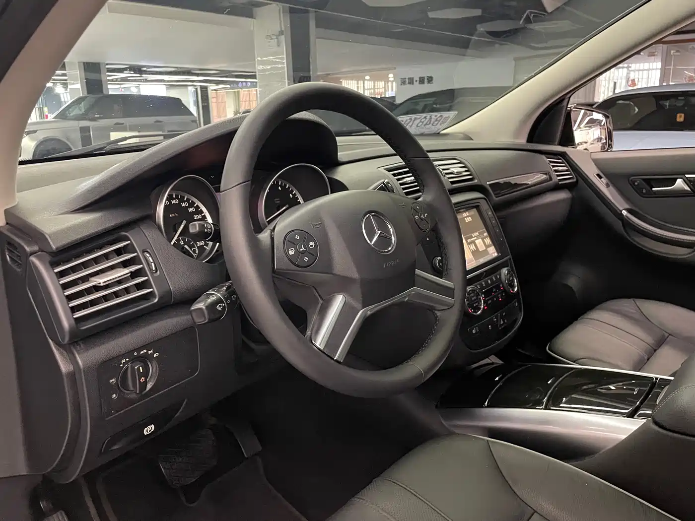 Mercedes-Benz R-Class 2017 R 320 4MATIC Business Collector's Edition фото 14