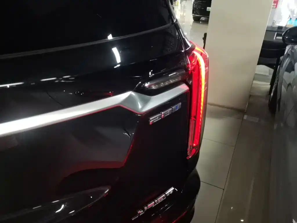 CADILLAC XT6