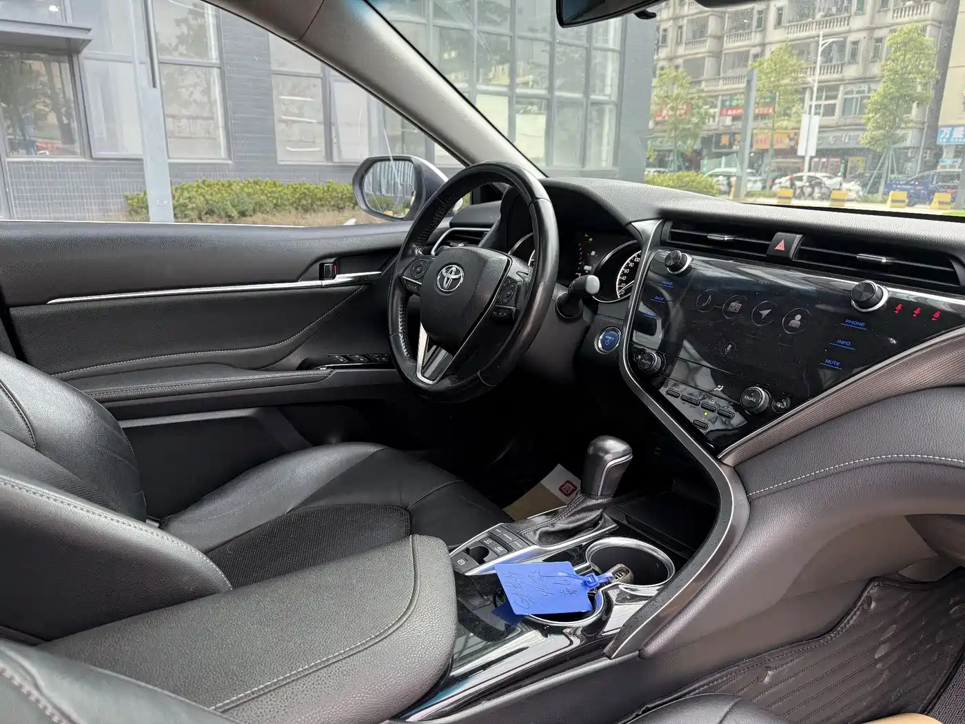 Фото 8 - Toyota Camry