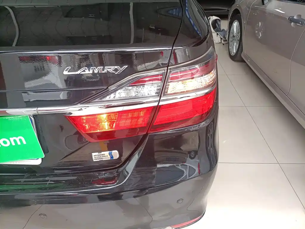 Toyota Camry 2016 Hybrid 2.5HG 10th Anniversary Luxury Navigation Edition фото 25