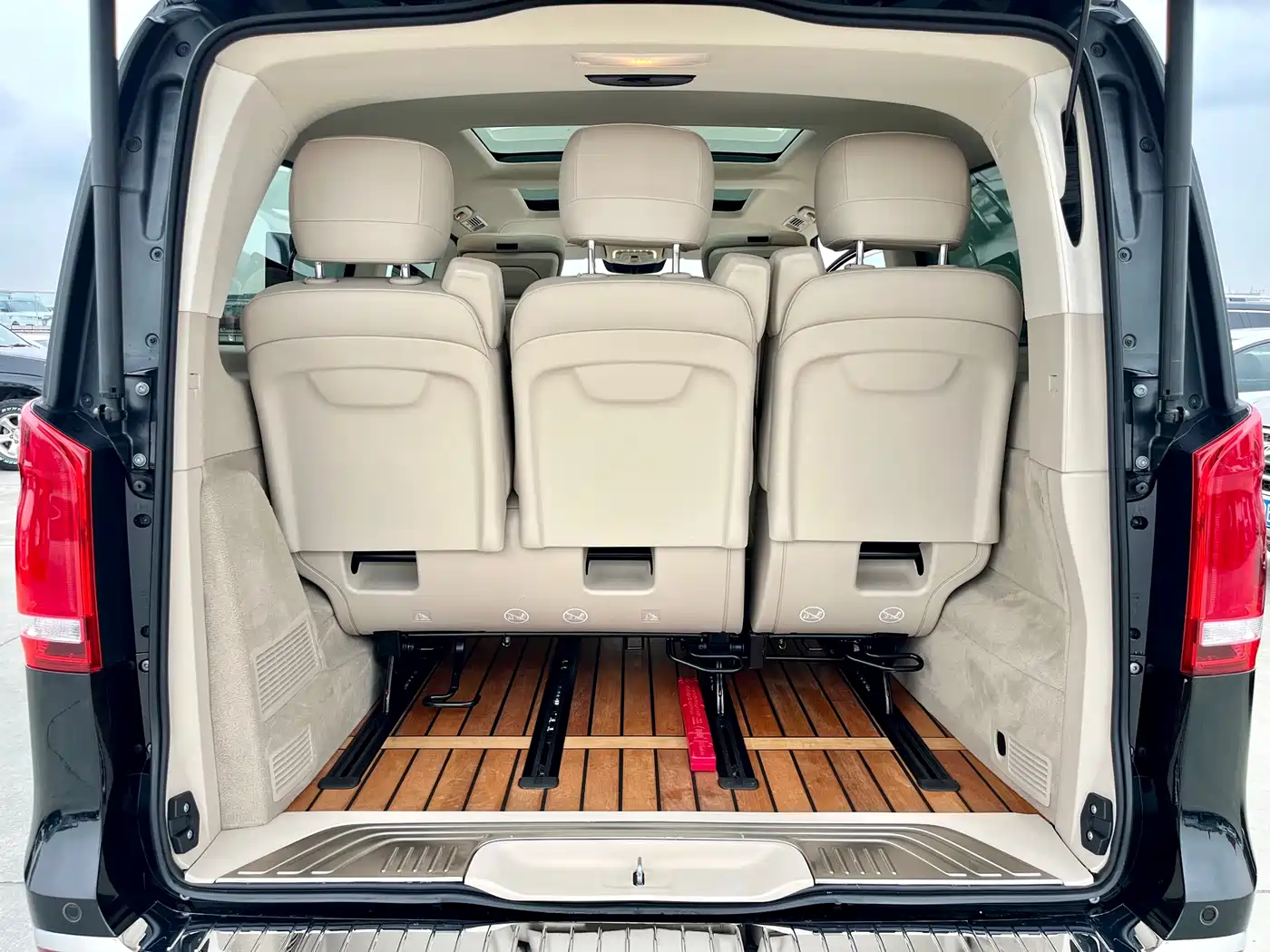 Mercedes-Benz V-Class 2021 V 260 L Long Wheelbase Premium Edition фото 19