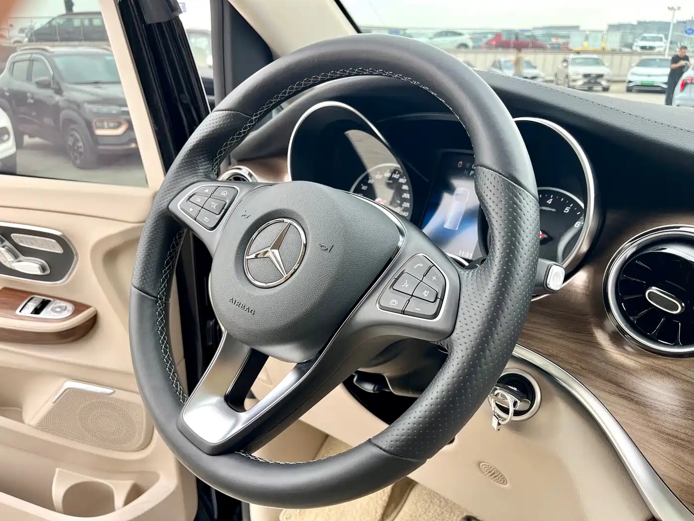 Mercedes-Benz V-Class 2021 V 260 L Long Wheelbase Premium Edition фото 18