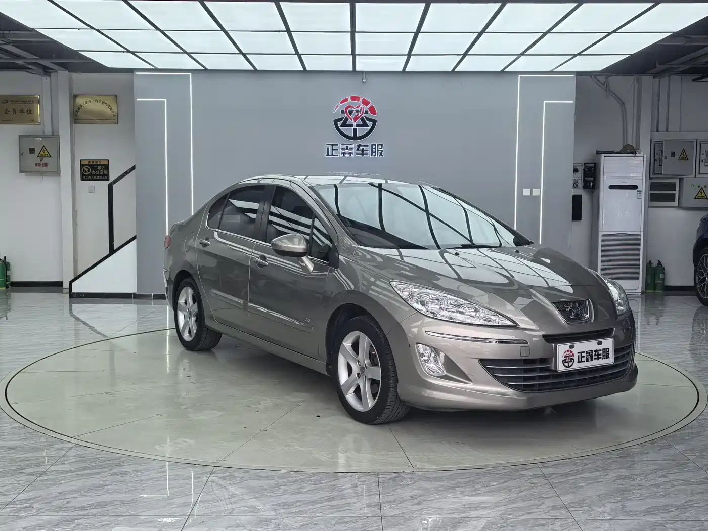 Peugeot 408 2011 2.0L Automatic Comfort Edition фото 3