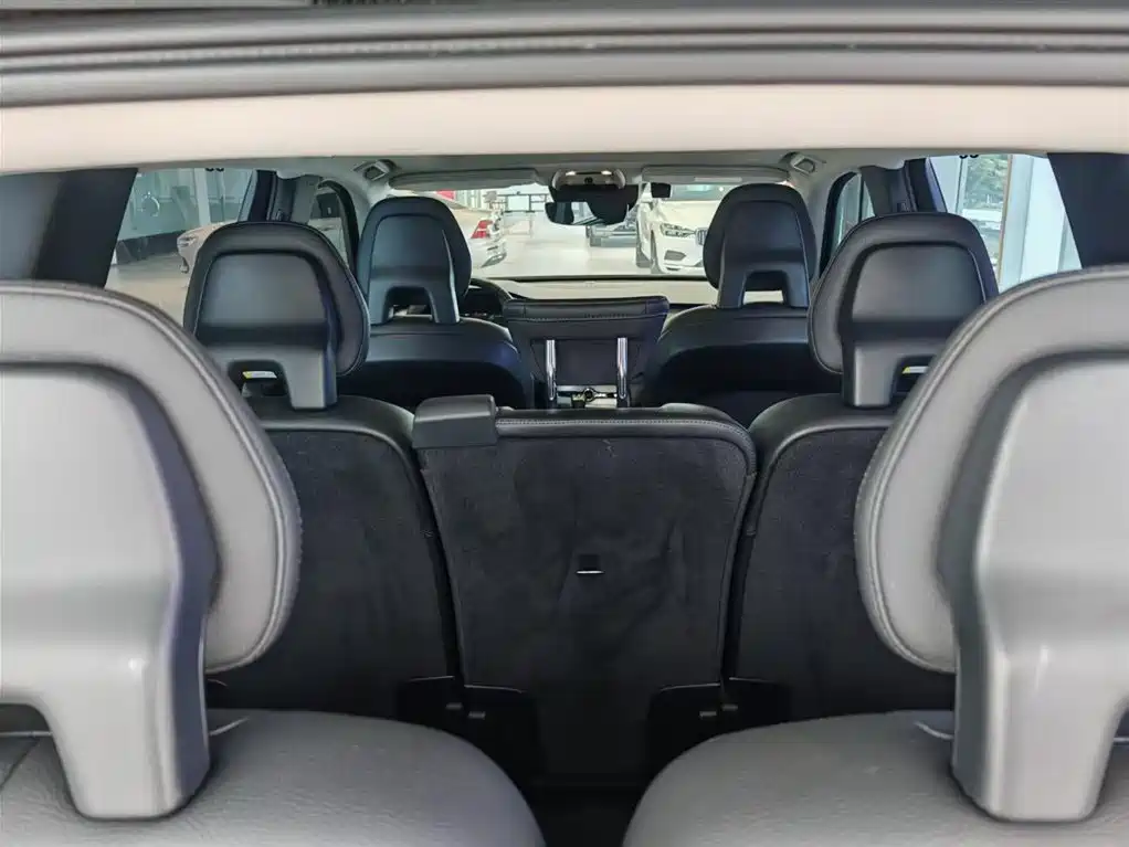 Фото 15 - Volvo XC90
