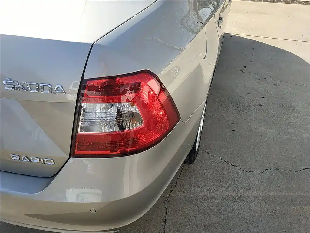 Škoda Rapid 2015 1.6L Automatic Smart Selection фото 8