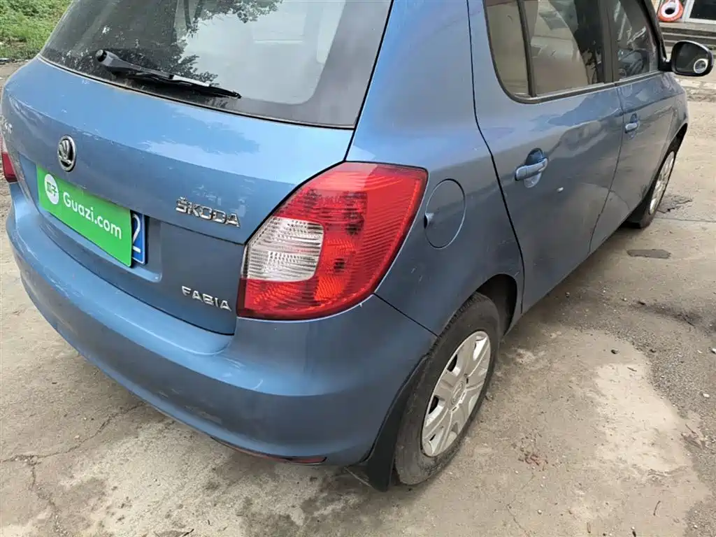 Škoda Fabia 2014 1.4L Manual Crystal Edition фото 8