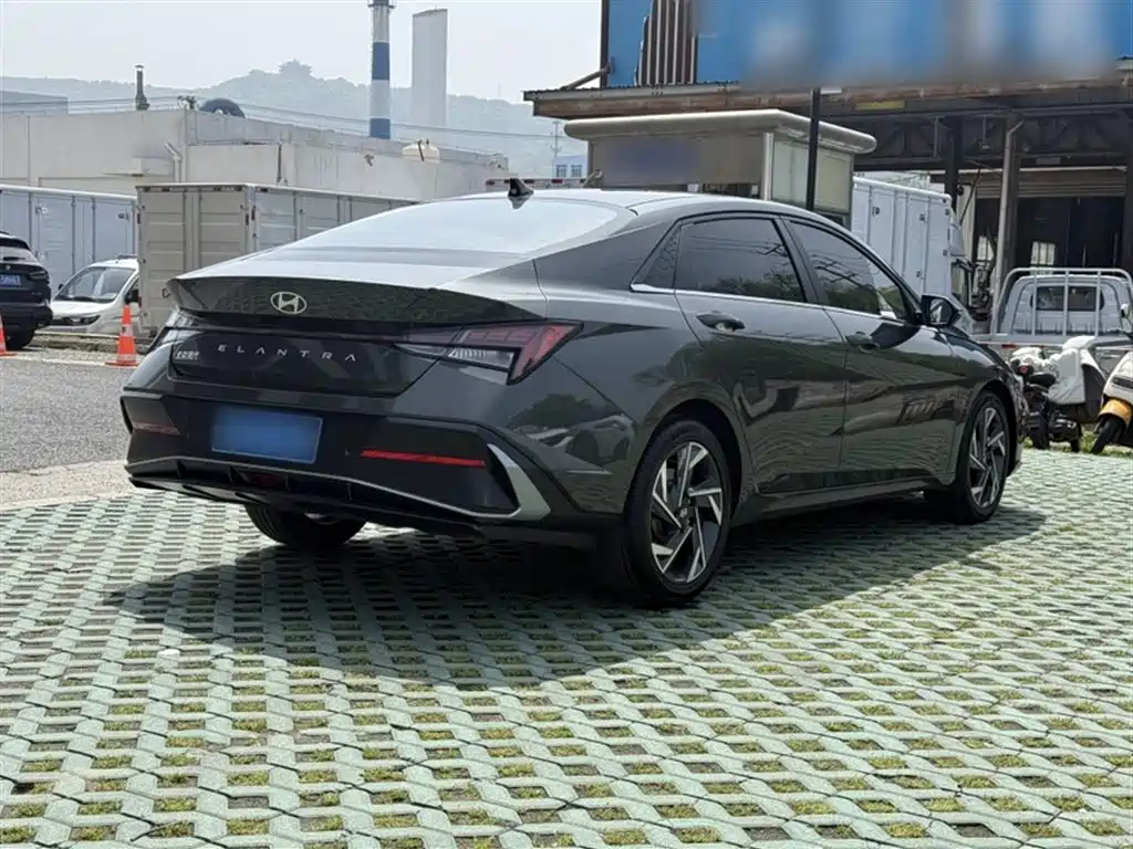 Hyundai Elantra 2023 Model 1.5L CVT LUX Premium Edition фото 15