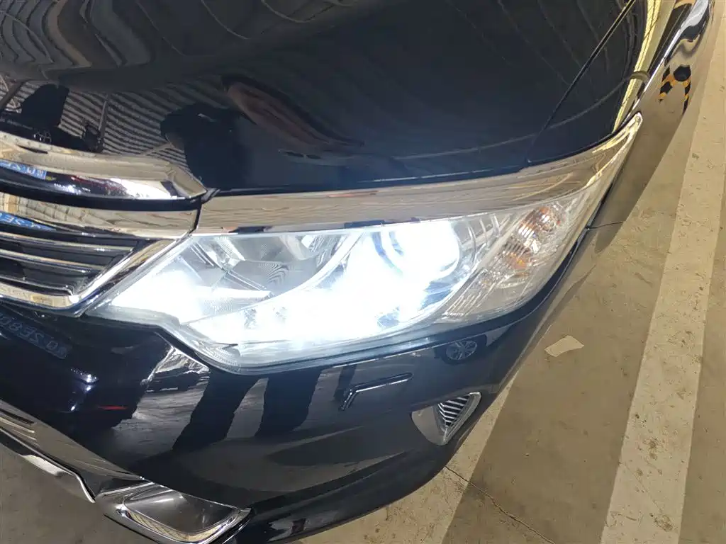 Toyota Camry 2015 Dual Engine 2.5HG Luxury Navigation Edition фото 18