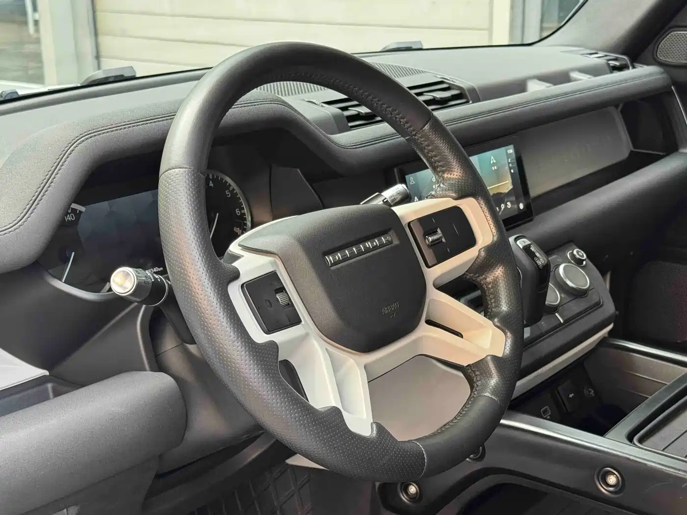 Land Rover Defender 2021 110 P400 SE фото 7